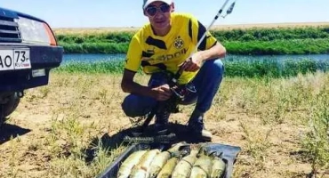 Пайк риболов на бутилка